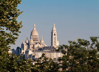 Fototapeta na wymiar The basilica of Sacre-Coeur in Montmartre, Paris.