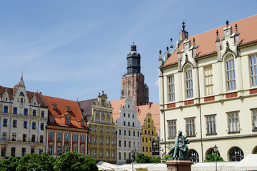 Fototapeta premium Une des places de Katowice avec statue de poète,beffroi,hôtel de ville et immeubles art déco.