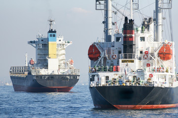 停泊中の貨物船