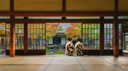 Foto auf Acrylglas Kyoto Japanische Geisha beim Blick auf einen japanischen Garten im farbenfrohen Herbst im Kenninji-Tempel in Kyoto