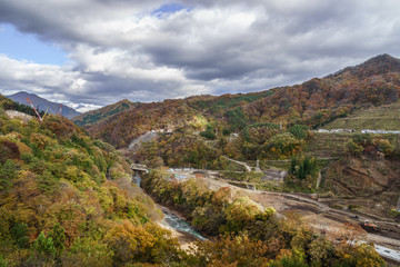 Fototapeta na wymiar 秋の不動大橋から見た風景