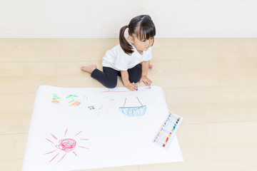 絵を描く幼い女の子の俯瞰