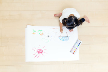 絵を描く幼い女の子の俯瞰