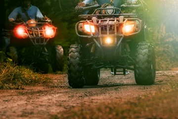 Abwaschbare Fototapete Motorsport Mann reitet ATV-Fahrzeug auf Offroad-Strecke, Menschen Outdoor-Sportaktivitäten Thema