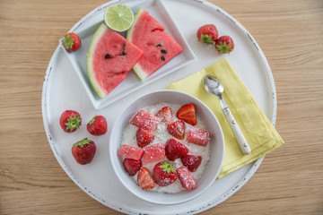 Joghurt mit Müsli und Melone 