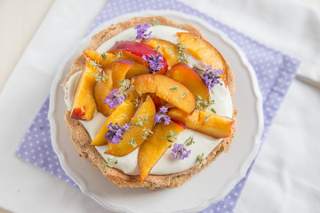 Sommerliche Torte mit Nektarinen und Lavendel 