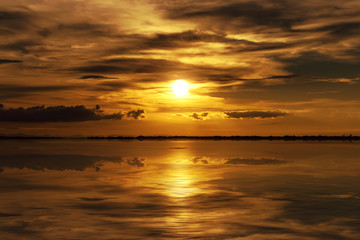 Fototapeta na wymiar Beautiful sunset in the sea.