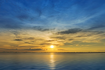 Obraz premium Beautiful sunset in the sea.