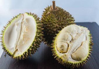 Obraz premium potatoes isolated on white background