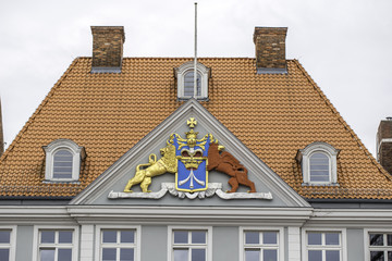 Wappen an einer Gaube am Amt für Wirtschaftsförderung und Stadtmarketing der Hansestadt Stralsund