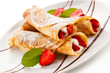 Pancakes with strawberries and creme 
