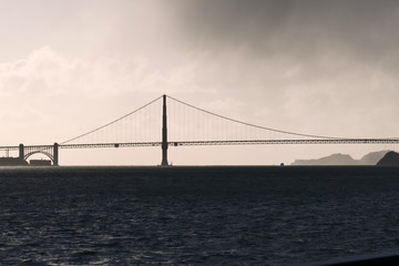 Fototapeta na wymiar Golden Gate Bridge mit Regenwolke, San Francisco