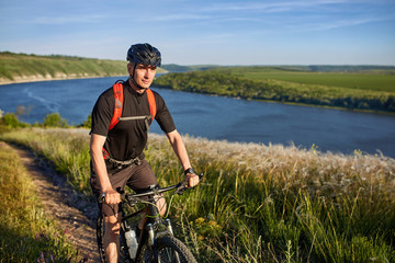 Obraz premium Traveler has adventur on meadow on riverside