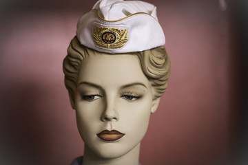 Kopf einer Schaufensterpuppe mit Mütze einer Krankenschwester aus der ehemaligen DDR