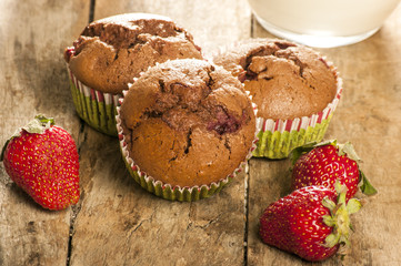 Chocolate muffins with strawberries