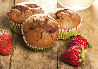 Chocolate muffins with strawberries