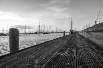 Schiffe im Hafen von Warnemünde an der Ostsee im Sonnenuntergang