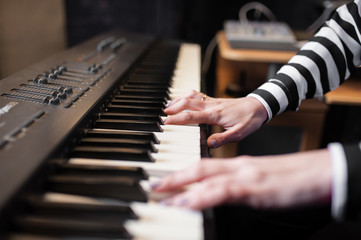 Obraz premium Hands music, synthesizer, piano