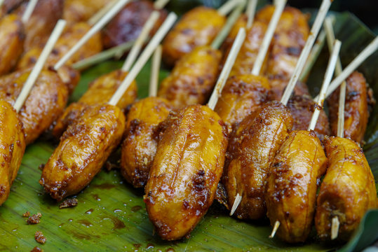 filipino dessert turon - fried banana