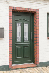 Dunkel grüne Haustür mit Glaselementen