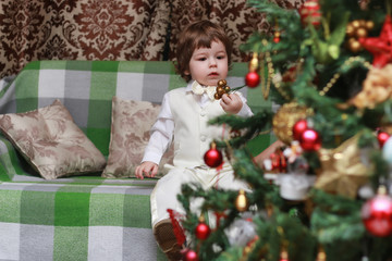 Obraz na płótnie Canvas child decorate the Christmas tree toy