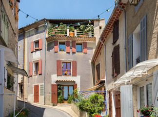 Fototapeta na wymiar Narrow angle street in Valensole. Alpes de Haute Provence, France