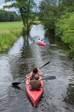 Kanufahren in idyllischer Flusslandschaft