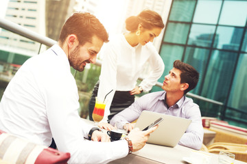 Obraz premium Young business people having break outside of company building.