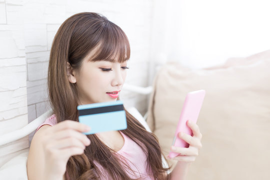 woman take credit card