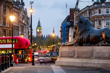 Türaufkleber Straßenansicht des Trafalgar Square in Richtung Big Ben bei Nacht in London, UK © daliu