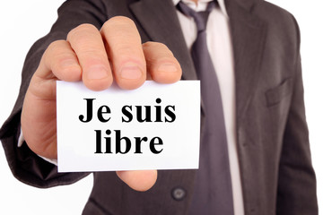 Homme tenant une carte sur laquelle est écrit je suis libre