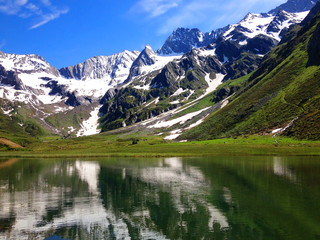 Fototapeta na wymiar Schneebedeckte Berge in den Alpen