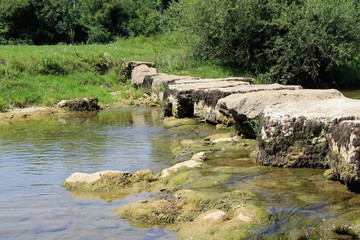rivière qui coule entre les rochers