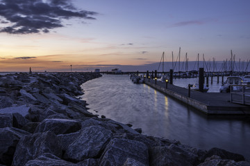 Schiffe im Hafen von Warnemünde an der Ostsee im Sonnenuntergang