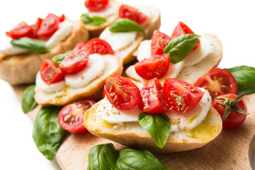Bruschette con mozzarella, pomodoro fresco, olio di oliva, basilico e origano