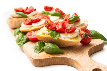 Bruschette con mozzarella, pomodoro fresco, olio di oliva, basilico e origano