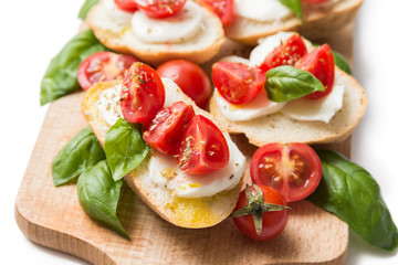 Bruschette con mozzarella, pomodoro fresco, olio di oliva, basilico e origano