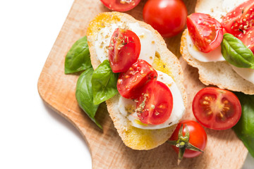 Bruschette con mozzarella, pomodoro fresco, olio di oliva, basilico e origano