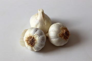 Drei Knoblauchknollen auf weißem Hintergrund