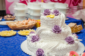 Fototapeta na wymiar Wedding cake with roses