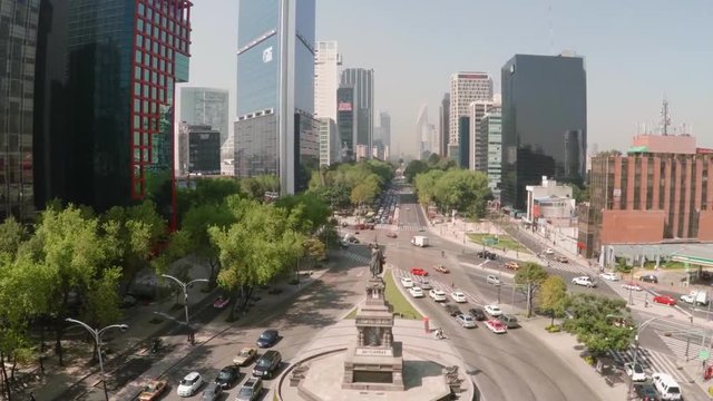 Aerial glides passed the Cuaht&Igrave;&copy;moc statue and down the Paseo de la Reforma in Mexico City