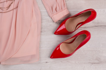 Beige chiffon dress with red shoes.