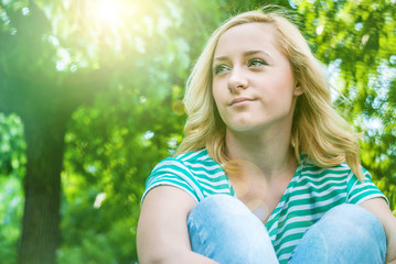 Naklejka premium Young woman in an urban setting, and the city park