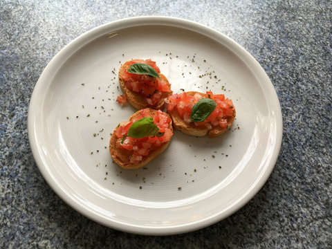 April 28, . Im Bild: Bruschetta auf einem Teller . (Photo by Ulrich Roth / www.ulrich-roth.com) +++ Foto ist honorarpflichtig +++ no model release ++++