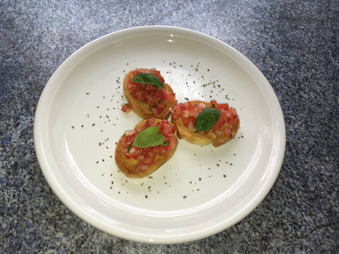 April 28, . Im Bild: Bruschetta auf einem Teller . (Photo by Ulrich Roth / www.ulrich-roth.com) +++ Foto ist honorarpflichtig +++ no model release ++++