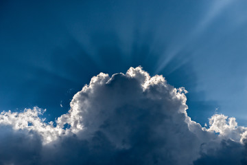 Chmura burzowa Cumulonimbus na tle nieba podświetlona od tyłu światłem słonecznym - obrazy, fototapety, plakaty