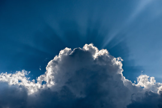 Fototapeta Chmura burzowa Cumulonimbus na tle nieba podświetlona od tyłu światłem słonecznym