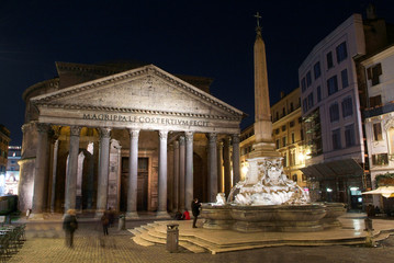 Obraz premium Night scene in Rome: Pantheon with fountain in front