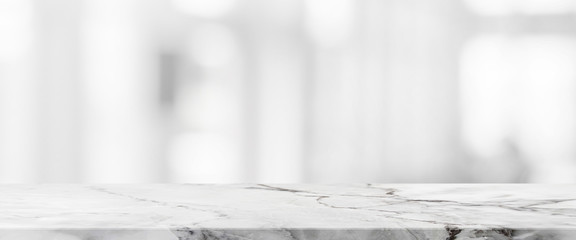 Dessus de table en marbre en pierre blanche et arrière-plan abstrait flou de l& 39 arrière-plan de la bannière du bâtiment intérieur - peuvent être utilisés pour l& 39 affichage ou le montage de vos produits.