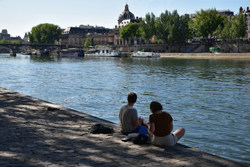 Fototapeta na wymiar Farniente sur les quais de Seine en été à Paris, France